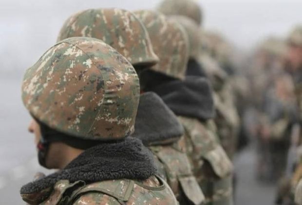 گروه های مسلح غیرقانونی ارمنی به زور اسلحه و لباس نظامی بین غیرنظامیان قره باغ توزیع می کنند