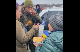 سرباز روسی از طریق تلفن شهروندان اوکراینی با خانواده اش صحبت می‌کند