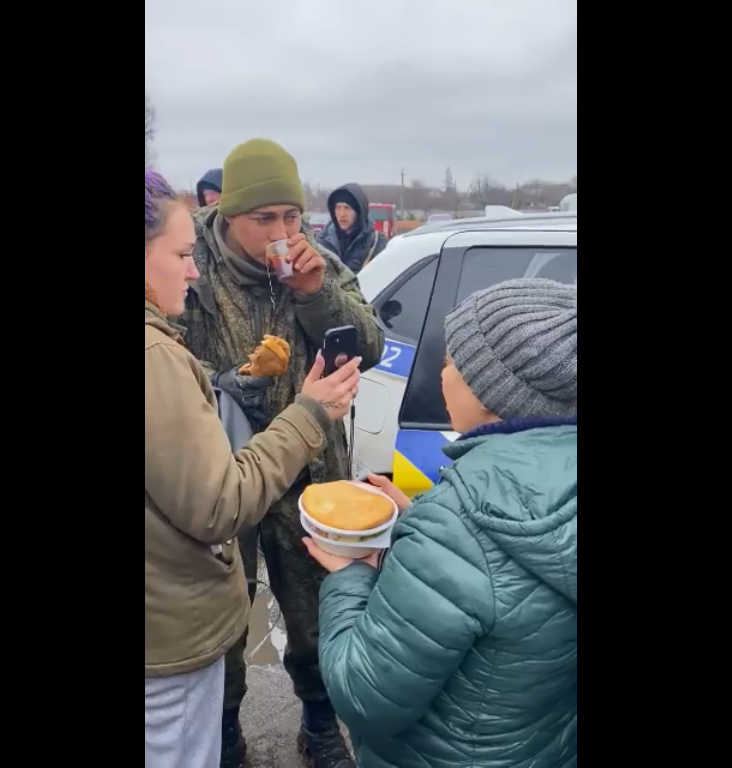 سرباز روسی از طریق تلفن شهروندان اوکراینی با خانواده اش صحبت می‌کند