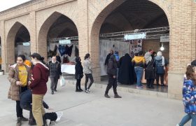 حضور گردشگران در نمایشگاه صنایع دستی رواق های مسجد کبود ۴ فروردین