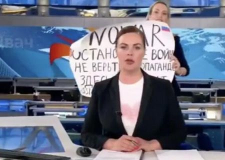 یک معترض روسی با پوستر ضد جنگ اخبار تلویزیون روسیه را قطع کرد