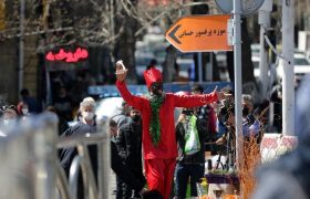 تی آرتی خبر با عنوان حاجی فیروز نماد عید در ایران به خیابان ها آمد