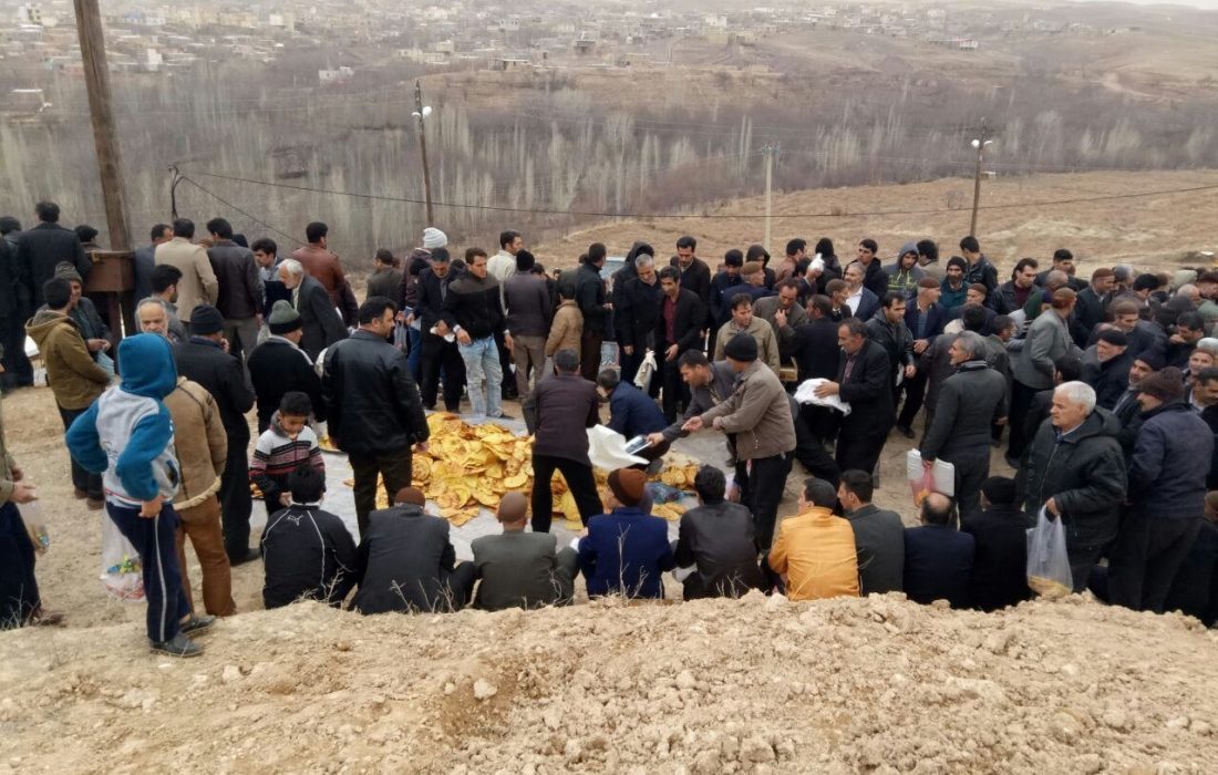 زیارت اهل قبور با نان روغنی اَر٘دک Erdak در شهر قره قوش (سهره ورد) قیدار