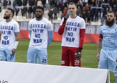امتناع فوتبالیست ترکیه‌ای از پوشیدن پیراهن ضد جنگ