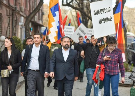 جنبش ۵۱۶۵ در نزدیکی پارلمان ارمنستان تجمعی برگزار کرد و خواستار به رسمیت شناختن استقلال قره باغ کوهستانی شد