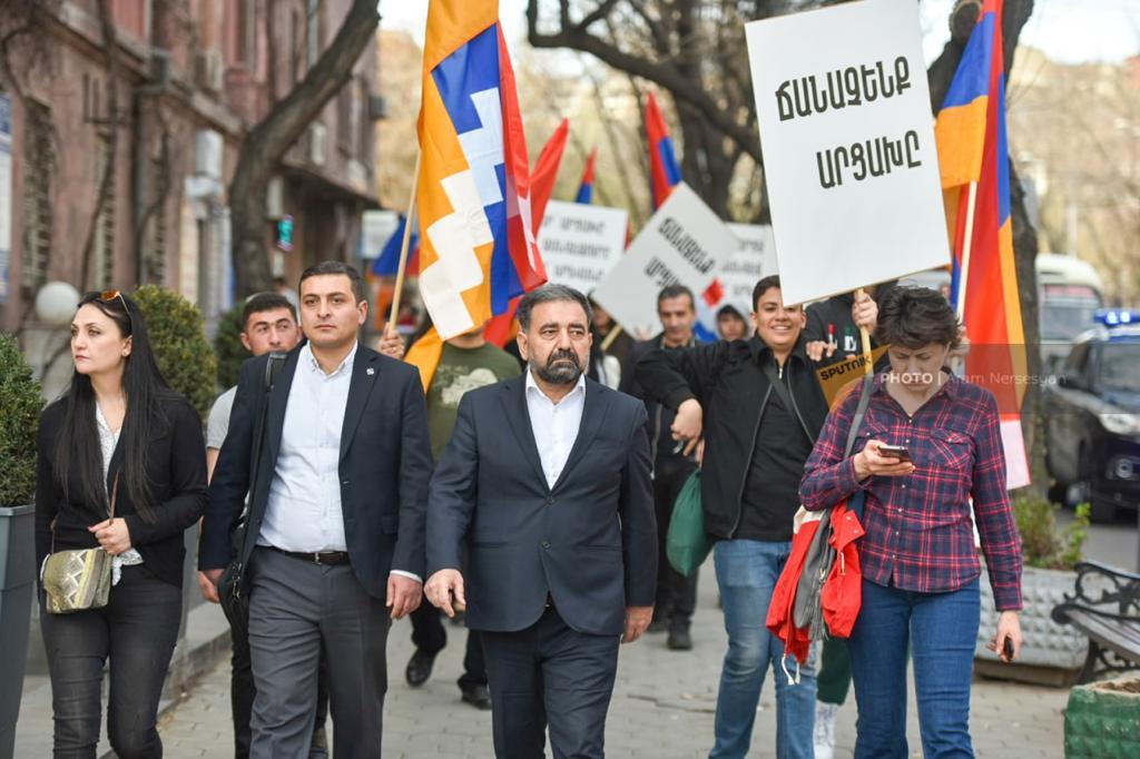 جنبش ۵۱۶۵ در نزدیکی پارلمان ارمنستان تجمعی برگزار کرد و خواستار به رسمیت شناختن استقلال قره باغ کوهستانی شد