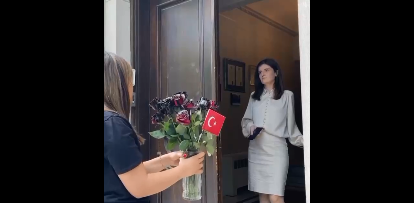 دسته گل بهمراه پرچم ترکیه برای وزیر امور خارجه ارمنستان به عنوان مخالفت با سیاست عادی سازی روابط بین دو کشور