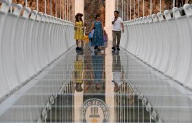 سفر بر روی طولانی ترین پل کف شیشه ای جهان