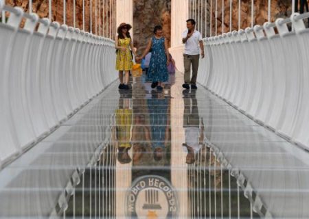 سفر بر روی طولانی ترین پل کف شیشه ای جهان