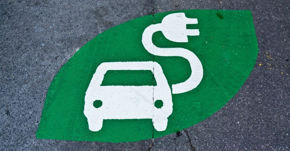 اتحادیه اروپا از سال ۲۰۳۵ عرضه خودروهای بنزینی و دیزلی را ممنوع می کند
