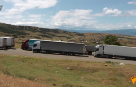 ترافیک چندین کیلومتری از کامیون ها در پشت پایانه مرزی لارس علیا
