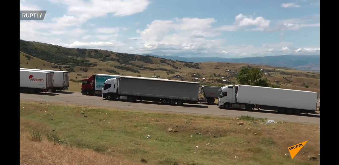 ترافیک چندین کیلومتری از کامیون ها در پشت پایانه مرزی لارس علیا