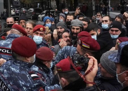 والدین سربازان ارمنی کشته شده در جنگ قره باغ خواستار بازداشت پاشینیان شدند