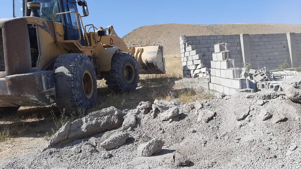 اجرای حکم قلع و قمع بیش از ۱۷۰ قطعه حصارکشی و ویلاهای در حال ساخت در سعیدآباد بستان آباد و قوم تپه شبستر