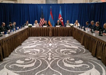 گفتگوی بلینکن با وزرای خارجه جمهوری آذربایجان و ارمنستان، تاکید بر بازگشت به روند صلح
