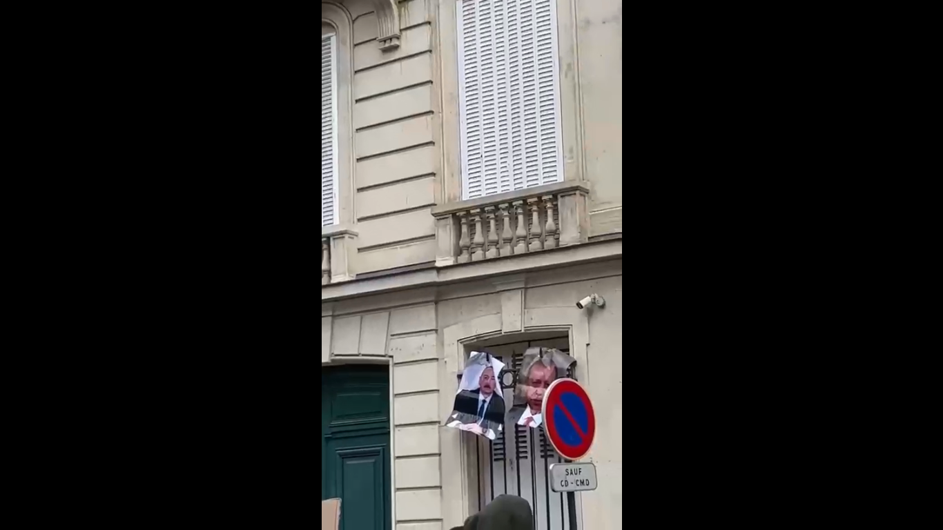 یورش گروه های نژادپرست ارمنی به سفارت جمهوری آذربایجان در پاریس