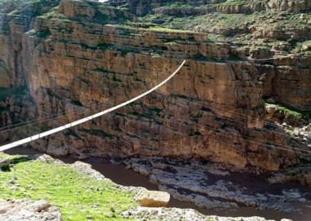 پیگیری زمینه‌ جذب سرمایه‌گذار و مکان‌یابی پل معلق صخره‌ای ۲ طبقه در استان