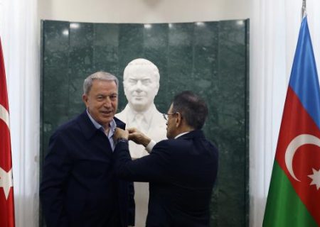 مدال آذربایجان بر گردن وزیر دفاع ترکیه