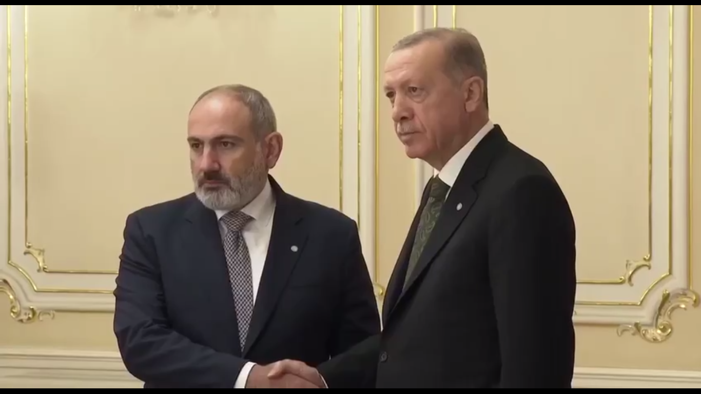 دیدار رجب طیب اردوغان و نیکول پاشینیان در پراگ