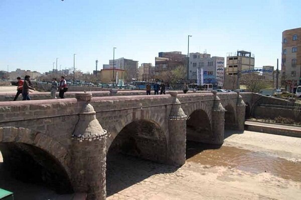 پل سنگی تبریز به طور ویژه نورپردازی می‌شود