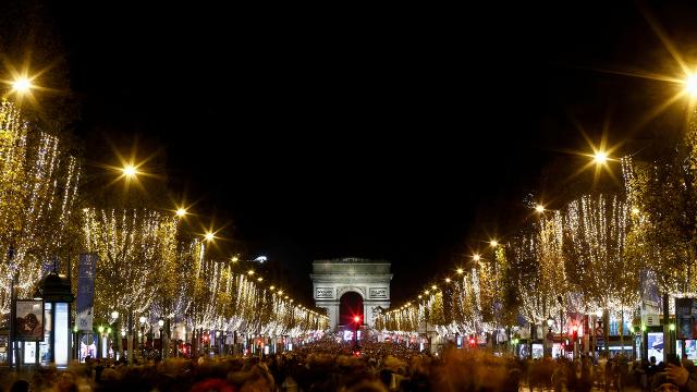 خشم مردم پاریس از چراغانی کریسمس