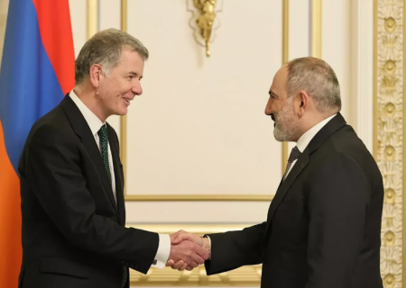پاشینیان با رئیس سازمان اطلاعات انگلیس دیدار کرد