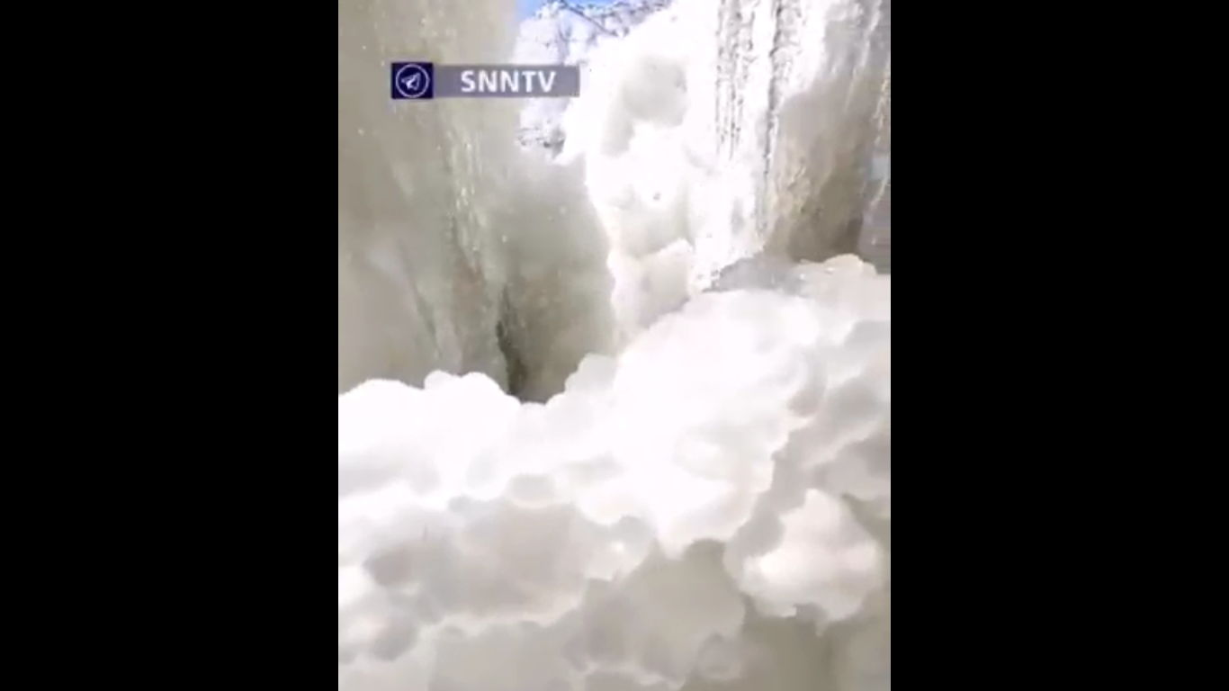 آبشار یخ زده در خلخال