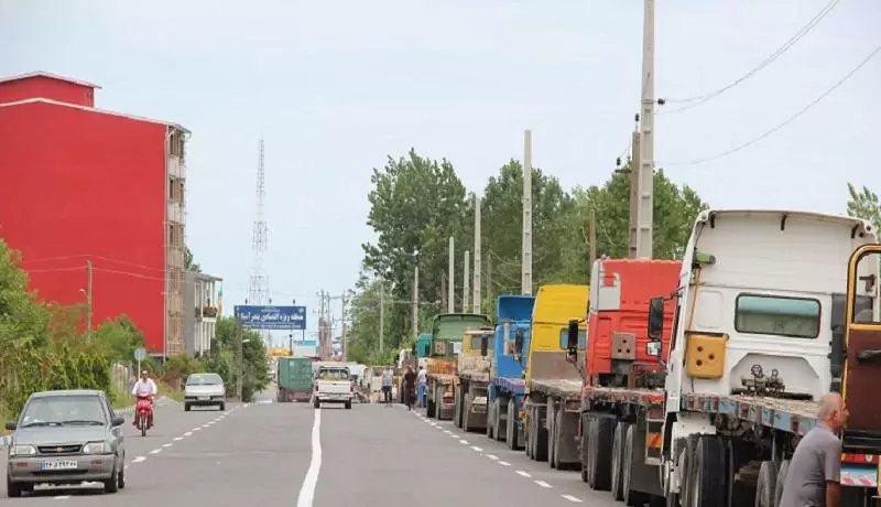 تداوم صف طولانی کامیون ها در پایانه مرزی آستارا تا اسفندماه