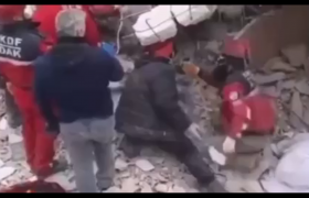 دو نفر از افراد تیم های جستجو در شهر هاتای ترکیه در زیر آوار ماندند
