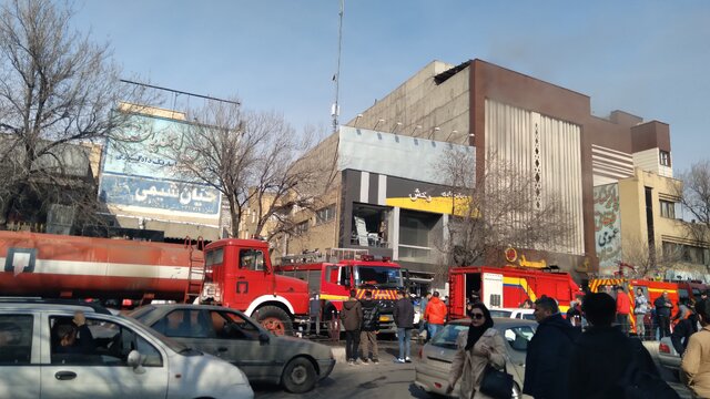آتش سوزی در یک پارکینگ طبقاتی در تبریز اطفا شد