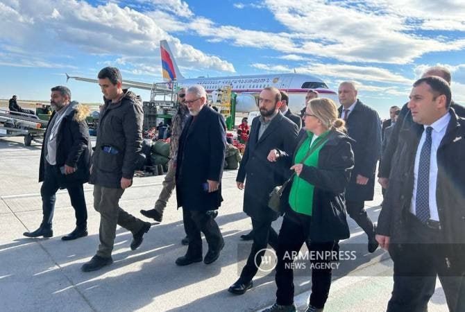 وزیر امور خارجه ارمنستان به مناطق زلزله زده ترکیه رفت