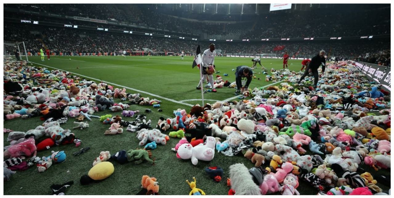 اهدای هزاران عروسک به کودکان زلزله‌زده ترکیه در دقایق ابتدایی بازی تیم‌های بشیکتاش و آنتالیااسپور