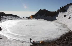 قدم زدن روی دریاچه یخ زده قله سبلان