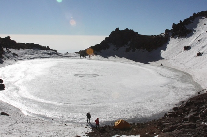 قدم زدن روی دریاچه یخ زده قله سبلان