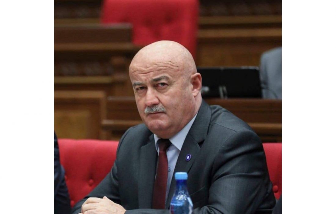 نماینده مجلس ارمنستان به دلیل آتش زدن پرچم آذربایجان عذرخواهی کرد