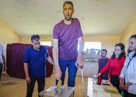قدبلند ترین مرد جهان در ترکیه رای داد