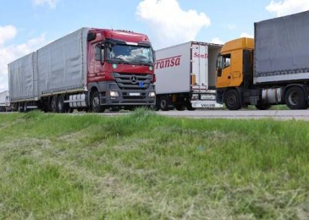 لهستان از تردد کامیون متعلق به روسیه و بلاروس از گذرگاه های مرزی اش جلوگیری می کند