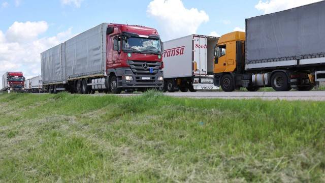 لهستان از تردد کامیون متعلق به روسیه و بلاروس از گذرگاه های مرزی اش جلوگیری می کند