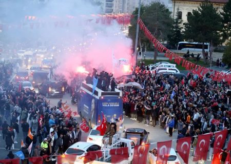 مردم ترکیه با اعلام نتایج اولیه پیروزی اردوغان را جشن گرفتند