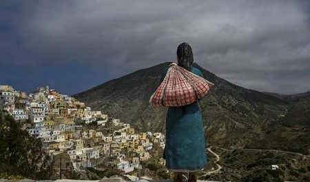 زن سالاری در دهکده دور افتاده یونان/ اینجا زنان دستور می‌دهند و دختران ارث می برند (فیلم)