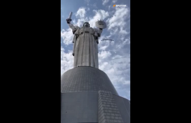 برداشتن نشان رسمی اتحاد جماهیر شوروی از بنای یادبود «سرزمین مادری» در پایتخت اوکراین