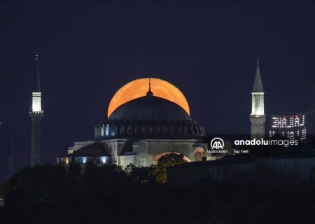 پدیده زیبای سوپر ماه در استانبول؛ یک قدم تا زمین