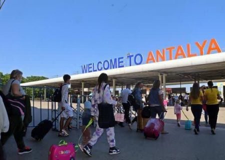 ورود گردشگران به آنتالیا از مرز ۱۰ میلیون نفر گذشت