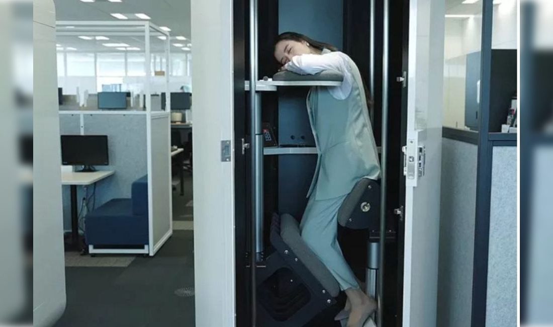 اختراع دیگری از ژاپنی ها: وسیله ای جدید برای استراحت کارکنان اداری!