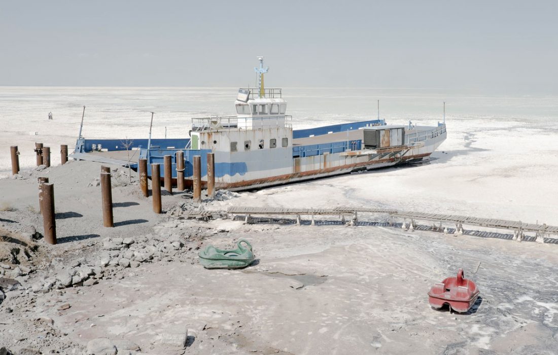 محیط زیست از مالچ پاشی در بستر دریاچه ارومیه جلوگیری کرد