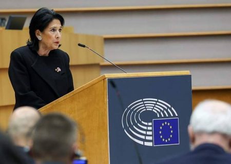حزب حاکم گرجستان به دلیل سفر رئیس جمهور این کشور به اروپا روند استیضاح ایشان را آغاز کرده است