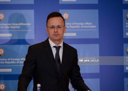 وزیر امور خارجه مجارستان: دیدن این که چگونه رهبران اروپای غربی برای عکس گرفتن با رئیس جمهور آذربایجان در رقابت هستند خنده دار است