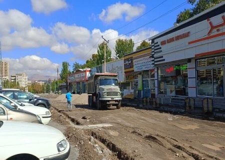 زیرسازی پیاده روهای میدان بزرگ ائل گلی توسط شهرداری منطقه ۲
