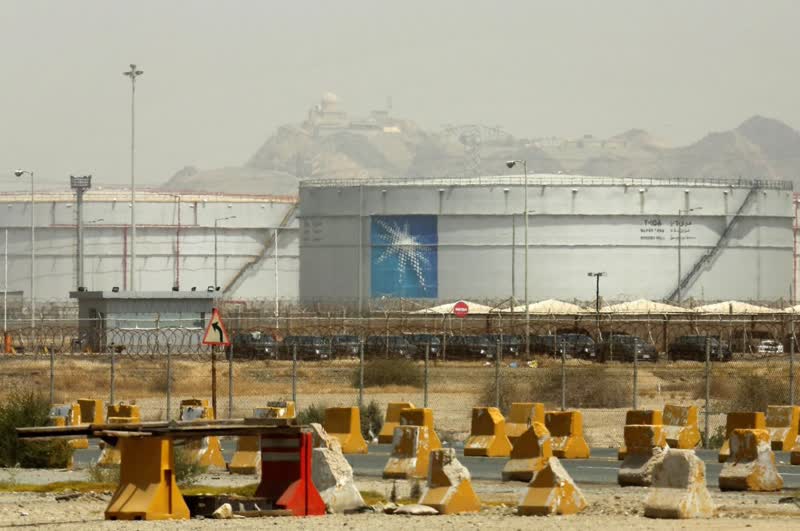 عربستان سعودی و روسیه به کاهش داوطلبانه تولید نفت خود ادامه می دهند