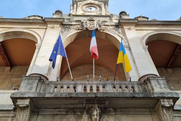 پس از اظهارات زلنسکی در مورد قره باغ، پرچم اوکراین در فرانسه پایین کشیده شد